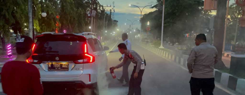 Mobil Berasap, Personel Pos Terpadu Ops Ketupat Polres Barsel Sigap Berikan&nbsp;Pertolongan