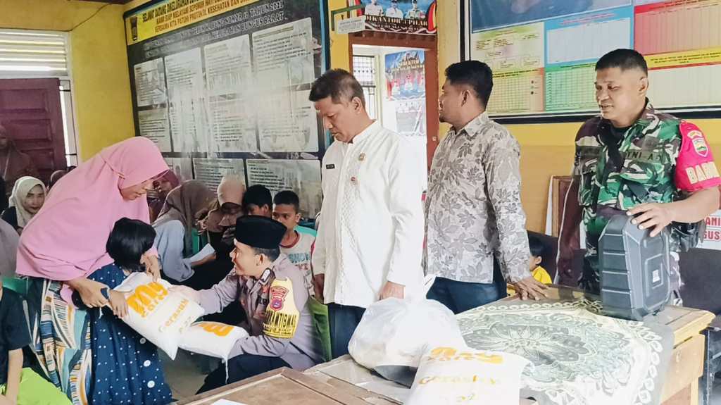Gandeng Berbagai Unsur Kelurahan, Bhabinkamtibmas Bungus Barat Bripka Riki Novialdi, S.H Berbagi Beras Kepada Anak Yatim