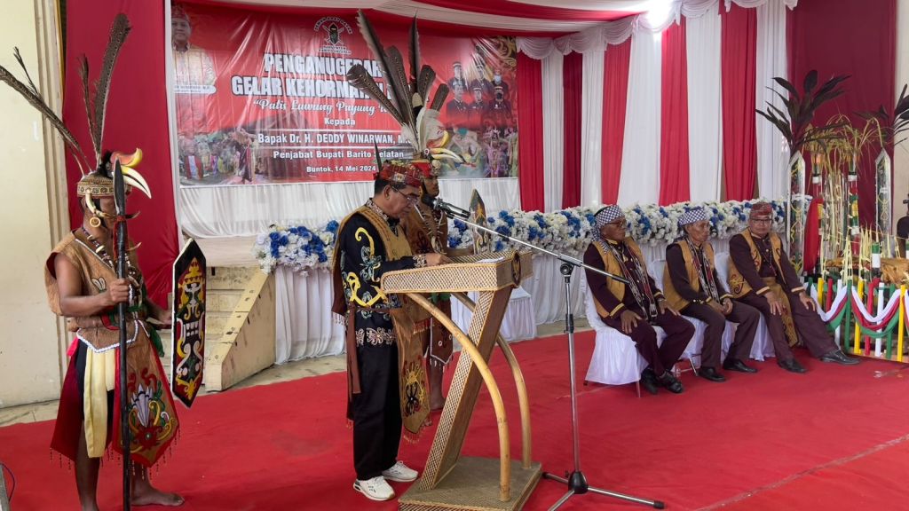 Penganugerahan Gelar Kehormatan Dayak Kepada Bapak Dr. H. Deddy Winarwan, M.Si Penjabat Bupati Barito Selatan.&nbsp;2024