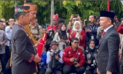 Gubernur Kalteng Serahkan SK Perpanjangan Masa Jabatan Penjabat Bupati Barito Selatan Di Palangka Raya