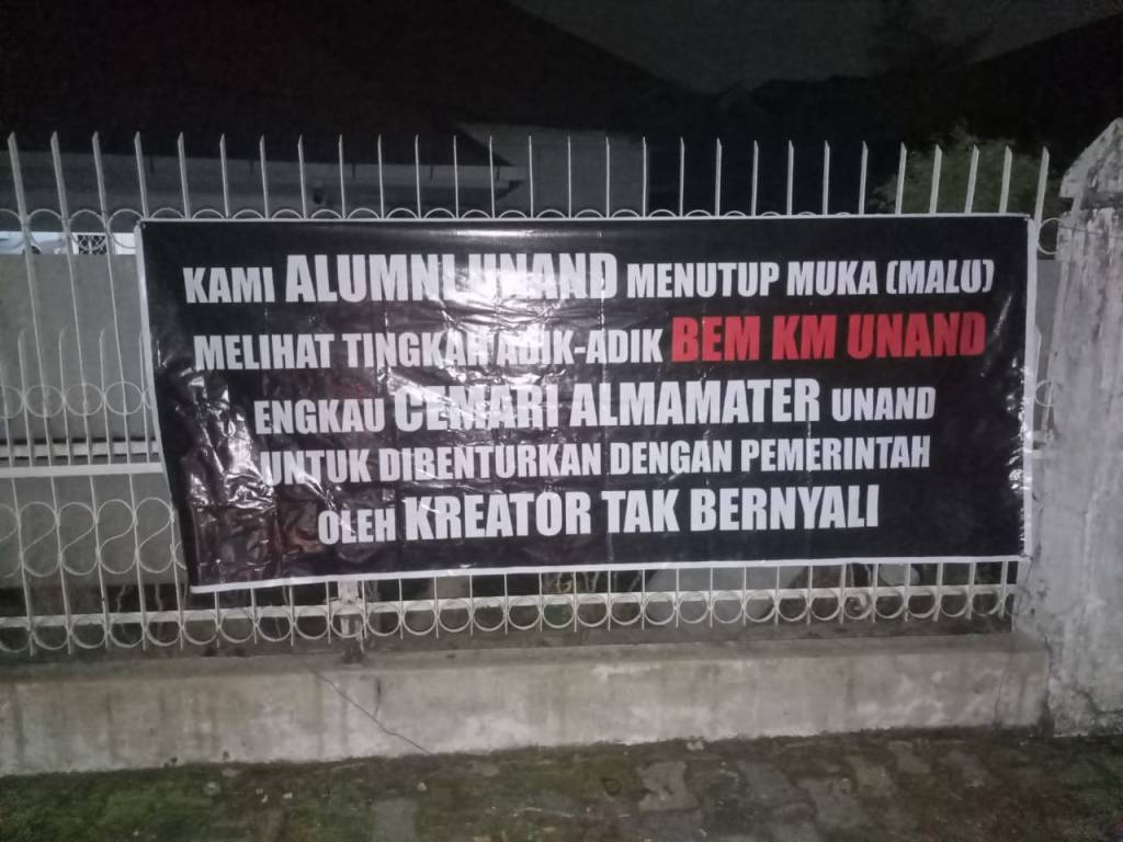 Beredarnya Spanduk Yang Mengatasnamakan Dari Alumni Universitas Andalas yang Menutup Mata (malu) Melihat Tingkah Adik-Adik Almamater BEM KM Unand