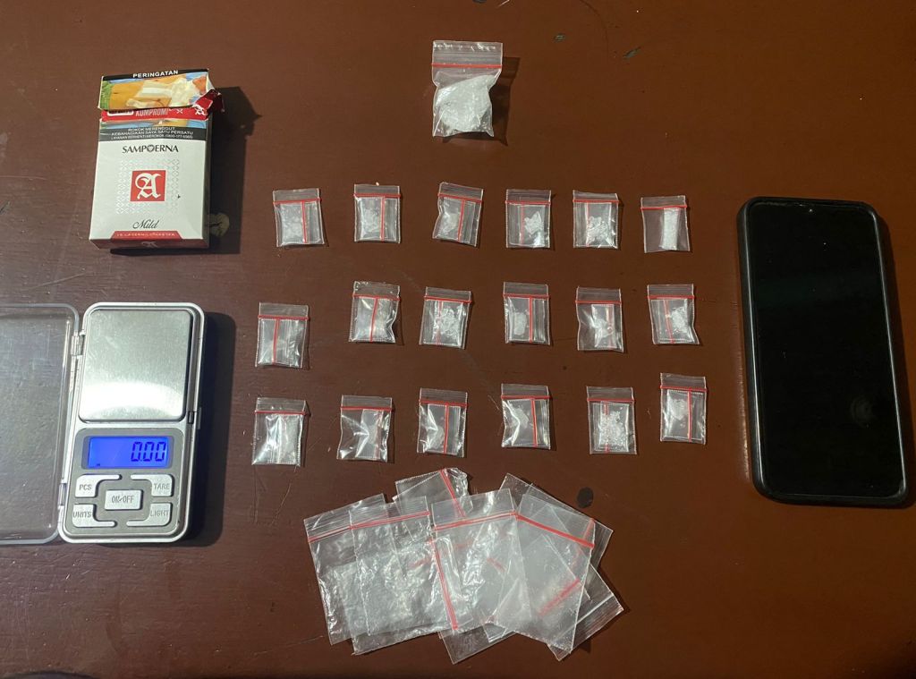 Temukan Sabu Dalam Paket Besar Didalam Rumahnya, Seorang Pria Muda Diboyong Polres Solok Ke&nbsp;Kantor