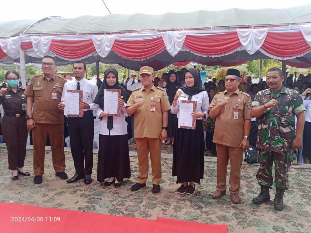 Penyerahan Surat Keputusan Pengangkatan PPPK Jabatan Fungsional Guru, Kesehatan, dan Teknis di Barito Selatan
