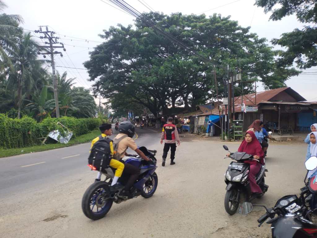Polsek Kejuruan Muda Lakukan Pengaturan Lalu Lintas Jam Masuk Anak Sekolah