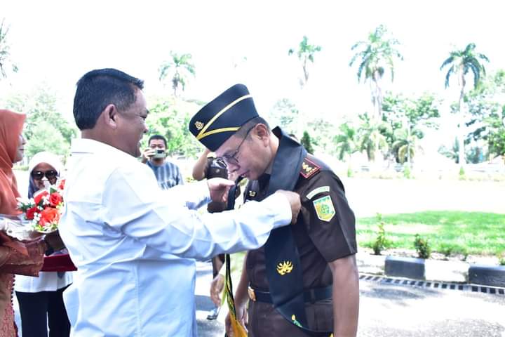 Berbalas Pantun dan Tepung Tawar Sambut Kajari Aceh Tamiang Oleh PJ Bupati Asra