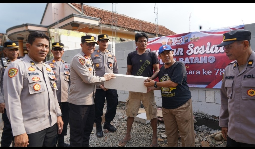 HUT ke-78 Bhayangkara : Wakapolres Batang Serahkan Bantuan untuk Korban Kebakaran
