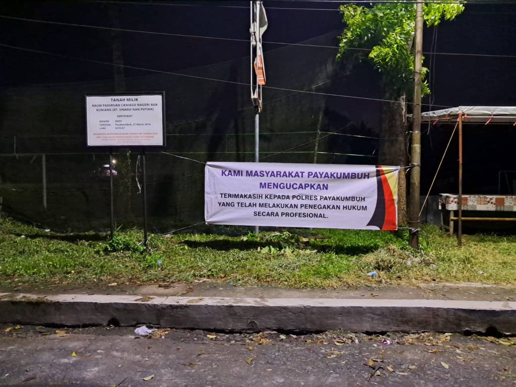 Beredarnya Spanduk Mengatasnamakan Masyarakat Bertuliskan Ucapan Terimakasih Kepada Polres Payakumbuh
