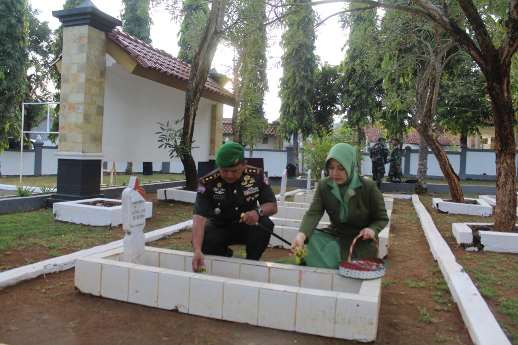 Jelang HUT Korem 071/Wijayakusuma Ke-63, Dandim 0736/Batang Pimpin Ziarah Dan Tabur Bunga